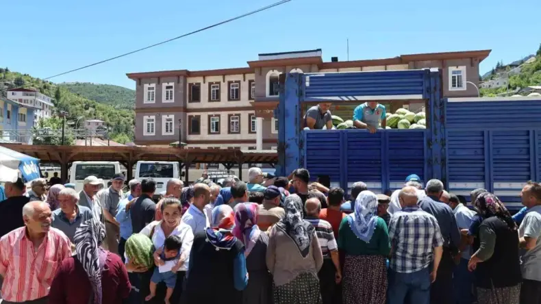 Adana’da 20 Ton Karpuz Ücretsiz Dağıtıldı
