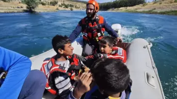 Kahramanmaraş’ta 3 Çocuk Nehirde Mahsur Kaldı