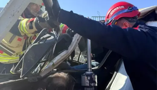 Adana’da Kamyon Şarampole Yuvarlandı