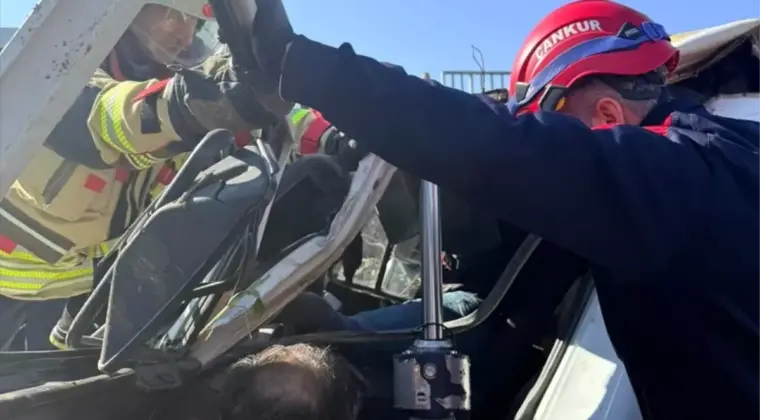 Adana’da Kamyon Şarampole Yuvarlandı