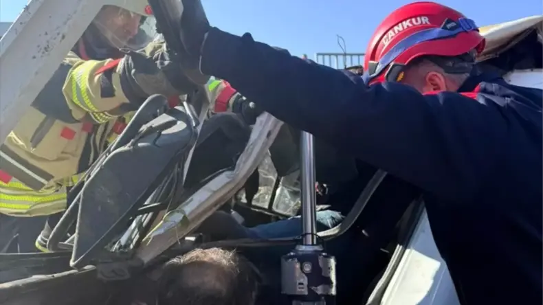 Adana’da Kamyon Şarampole Yuvarlandı