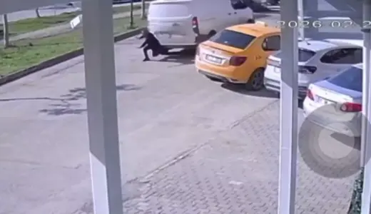 Adana’da Yaya Kamyonetin Çarpmasıyla Yaralandı